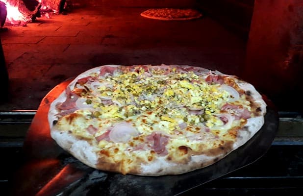 P/ Delivery e Retirada: Pizza Grande Salgada + Pizza Média Doce Assadas em Forno à Lenha da Allo Pizza, de R$99 por R$63,90. Pizzas p/ Paladares Exigentes!