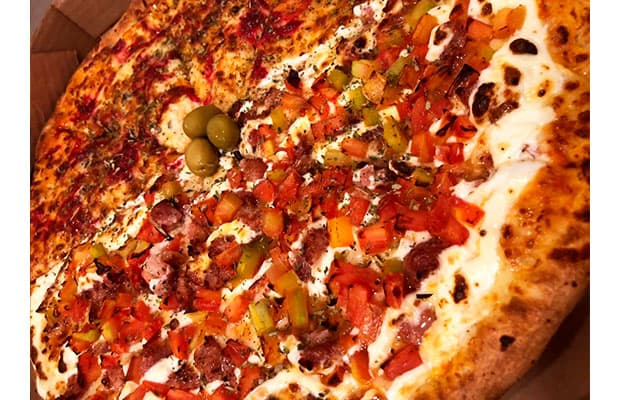 Pizza com 8 Fatias (35 cm) nos Sabores Clássicos, Sensacionais ou Exclusivas, a partir de R$49,90. Experimente!