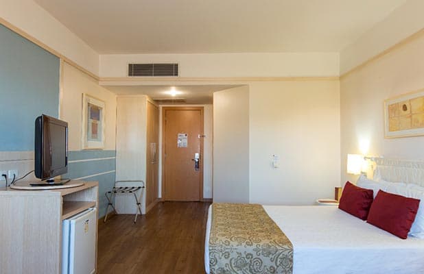 Diária Romântica p/ Casal no Hotel Comfort Suites: Apartamento Luxo + Garrafa de Espumante, Chocolates e Café da Manhã, de R$375 por R$309!