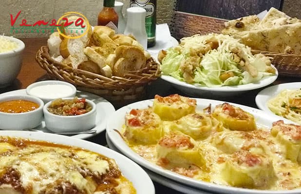 Veneza Cozinha & Pizza (Av. Higienópolis): Generoso Jantar Italiano p/ 2 Pessoas com Entrada, Tábua de Frios, Salada Caesar e Prato Principal, de R$115,90 por R$89,90!