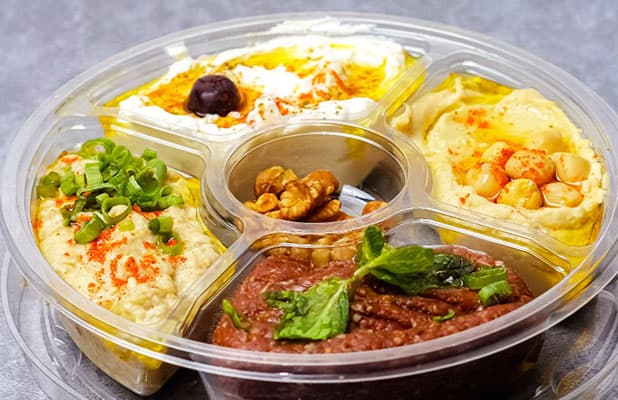 Kit Jantar para 2 Pessoas com o Melhor da Culinária Árabe, de R$69,90 por R$54,90. Uma Delícia!