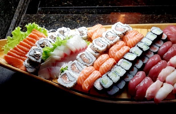 Combinado Premium Família com 100 Peças de Sushi, Sashimi e Niguiri de R$248 por R$179,30. Válido para Retirada de Segunda a Sábado!