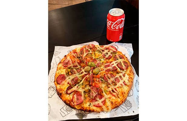 Pizza 4 Fatias Qualquer Sabor + Refri Lata para Consumo Estilo Americano, de R$29,90 por R$19,90. Válido para Todos os Dias (Exceto Terça)!