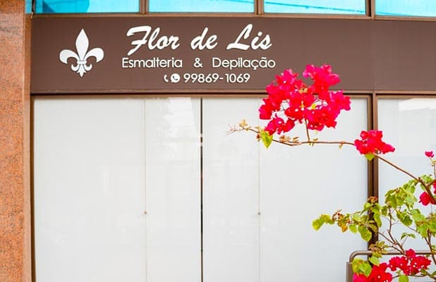 Flor de Lis Esmalteria: Manicure e Pedicure, de R$50 por R$35,90. Ótima Localização no Centro!