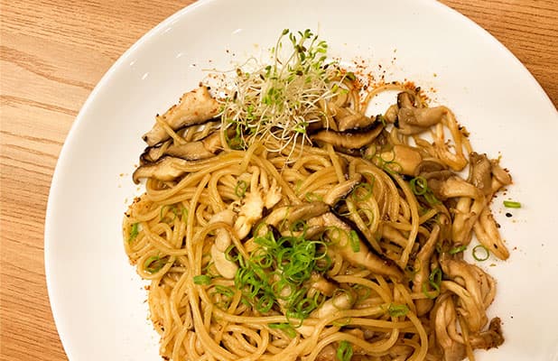 Casaria 605 (Gleba Palhano): Spaghetti de Cogumelos Shitake e Shimeji, de R$38 por só R$22,90. Válido para o Jantar de Terça a Sábado!