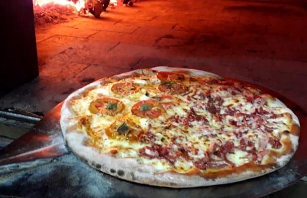 P/ Delivery e Retirada: Pizza Grande Salgada + Pizza Média Doce Assadas em Forno à Lenha da Allo Pizza, de R$99 por R$63,90. Pizzas p/ Paladares Exigentes!