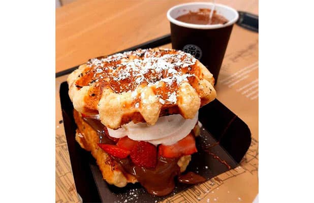 Experimente o Big Belga: 2 Waffle Liège + Sorvete + Morango ou Banana + Chocolate ou Doce de Leite, de R$35,90 por R$26,90. Um Espetáculo do The Waffle King (R. Belo Horizonte)!