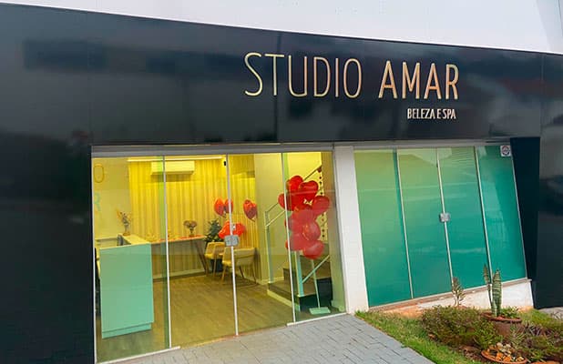 Studio Amar (Av. JK): Maquiagem para Festa com Escova e Colocação de Cílios, de R$250 por R$149!