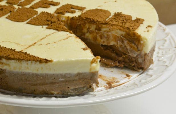 Chiffon de Modena: Espetacular Torta Gelada com 1,3 kg de Chocolate Suíço e Manteiga de Cacau, de R$89,90 por R$69,90. Sabor Único e Exclusivo!