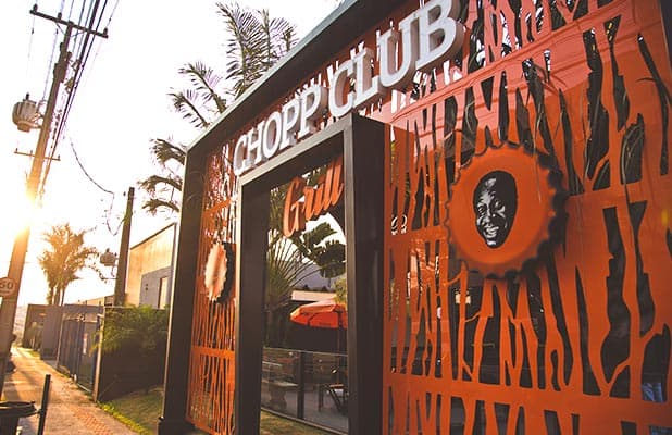 Chopp Club Grill: Costelinha de Porco Barbecue com/ Farofa de Banana e Arroz + 2 Chopps Puro Malte, de R$80,80 por R$64,90. Aproveite!