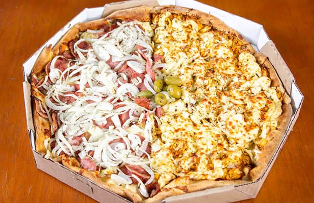 Calábria Pizza Premium: Combo Pizza 8 Fatias + Pizza Doce 4 Fatias, de R$92,90 por R$59,90. Incluso Guaraná 1,5 Litros ou Borda Recheada!