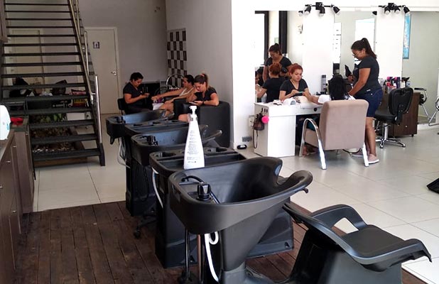 Foto da área interna do salão de beleza Renata Sofia Coiffeur em Londrina