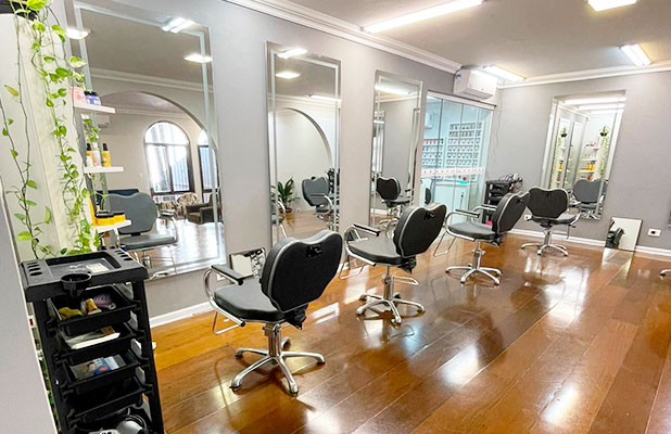Foto da área interna do salão de beleza studio secret hair em Londrina