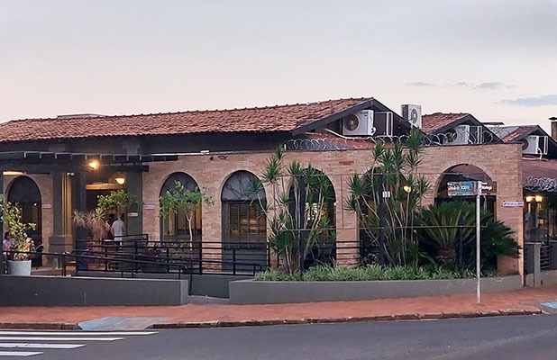 Foto da fachada do Restaurante O Casarão em Londrina