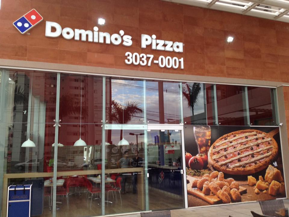 fachada de vidro da dominos pizza