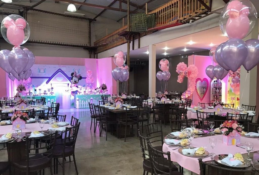 salão de festas com mesas e cadeiras decorado com bexigas no villa bambini