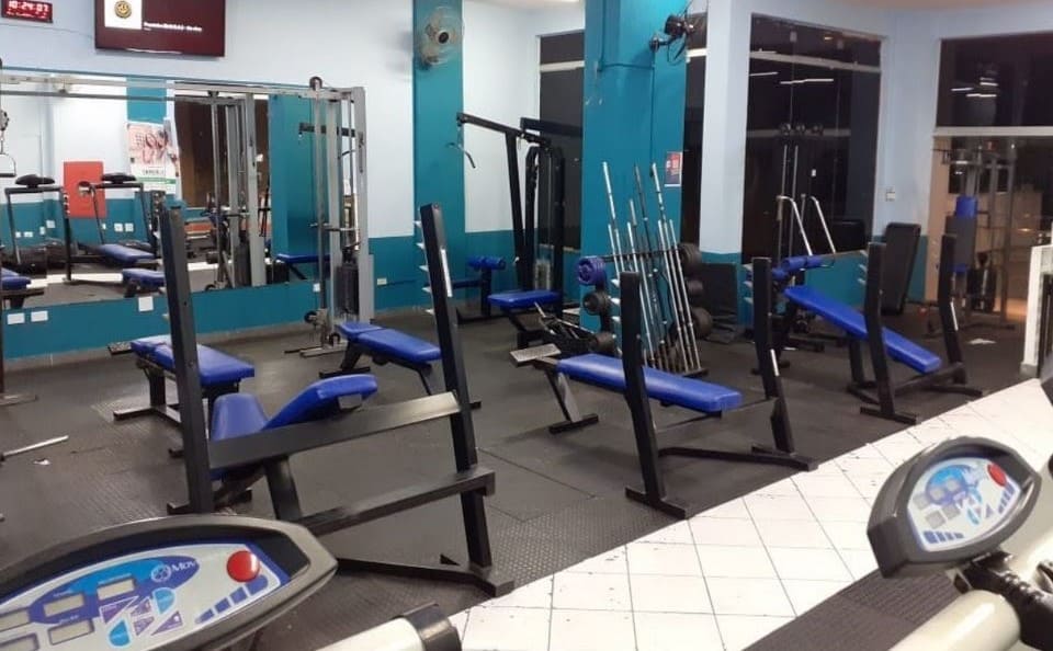 espaço com equipamentos de musculação da academia da elite fitness 