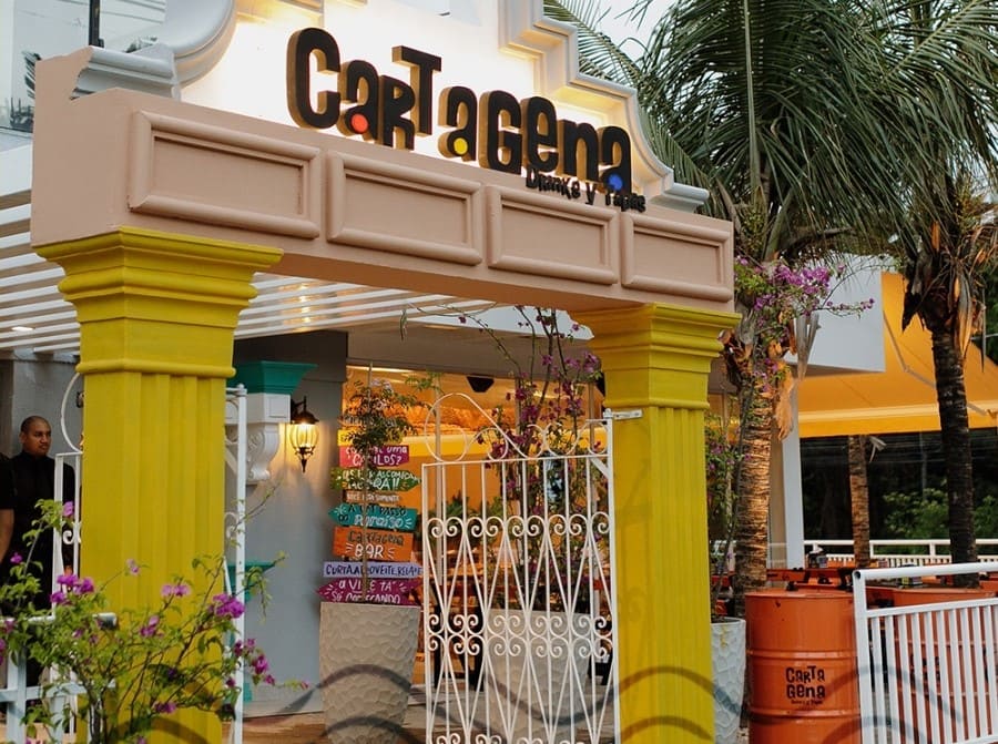 fachada amarela do cartagena bar com portal