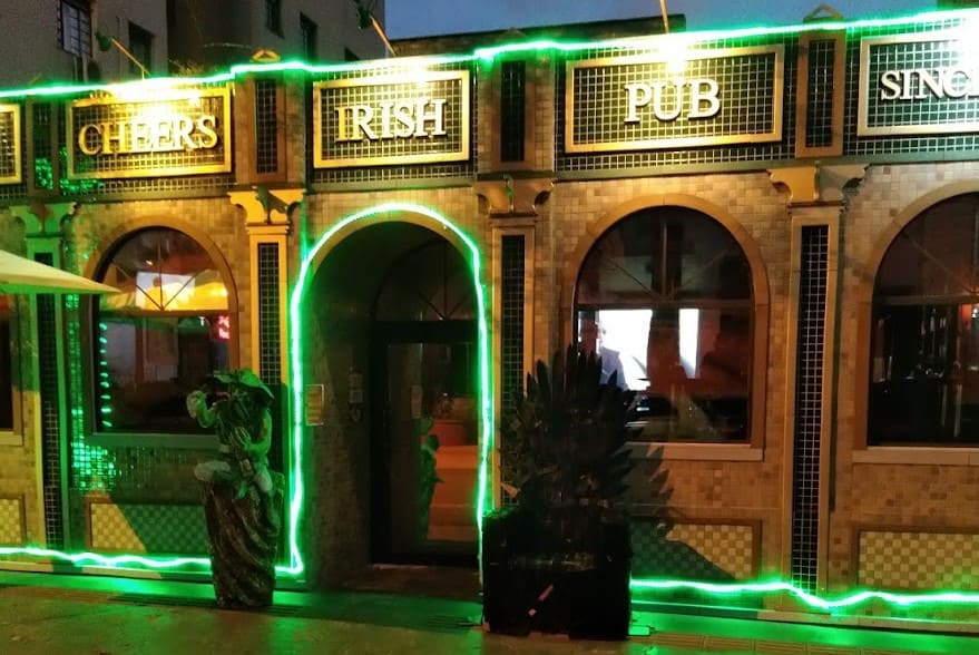fachada do Cheers Irish Pub com neon verde