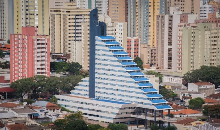 vista aérea do hotel blue tree cercado por prédios