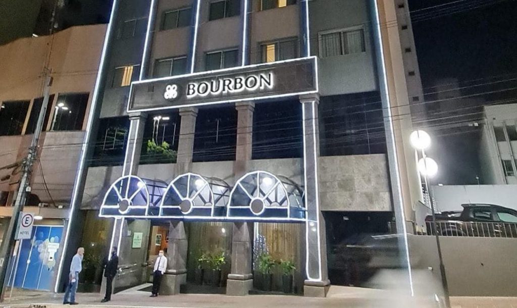 fachada iluminada do hotel bourbon