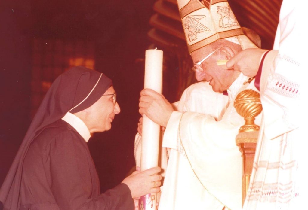 madre leônia milito recebendo o círio das mãos do papa paulo VI