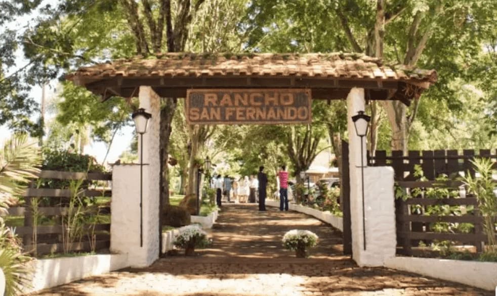 portal de entrada rústico restaurante rural rancho san fernando em londrina