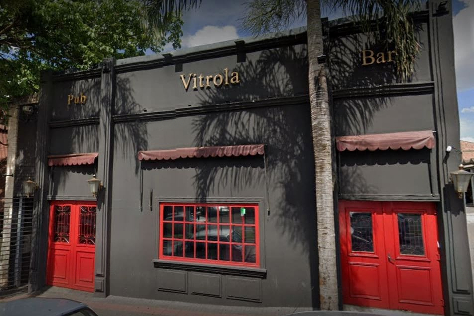 fachada do vitrola bar com portas vermelhas
