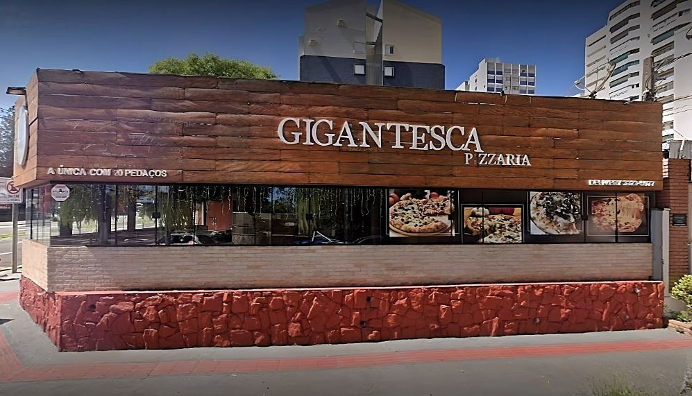 fachada rústica de madeira da pizzaria gigantesca