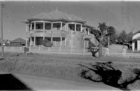 Fachada neoclássica do Palacete dos Garcia na década de 1950.