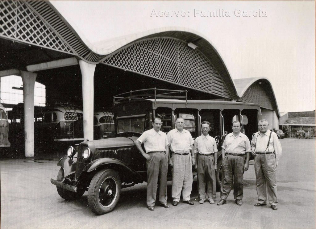 Celso Garcia Cid, Mathias Heim, Alberto Giansanti, Armando Ortenzi e Gustav Budernick, posam em frente à Jardineira e das novas oficinas na década de 1950.