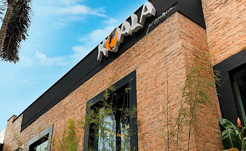 fachada de tijolinhos rústicos do restaurante koala sushi ya
