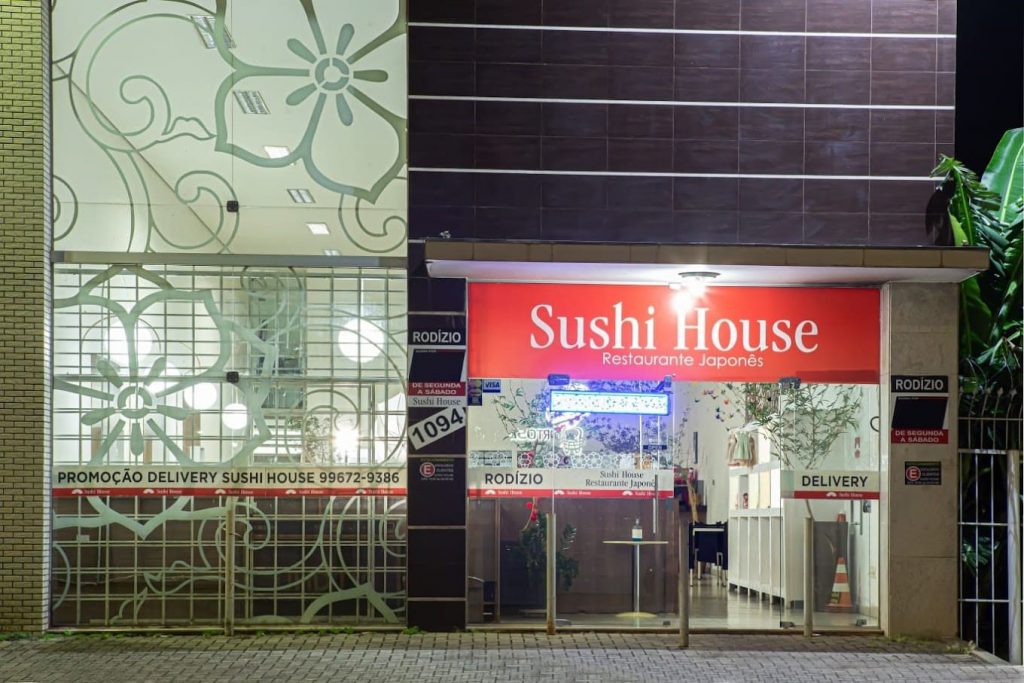fachada de vidro do restaurante sushi house