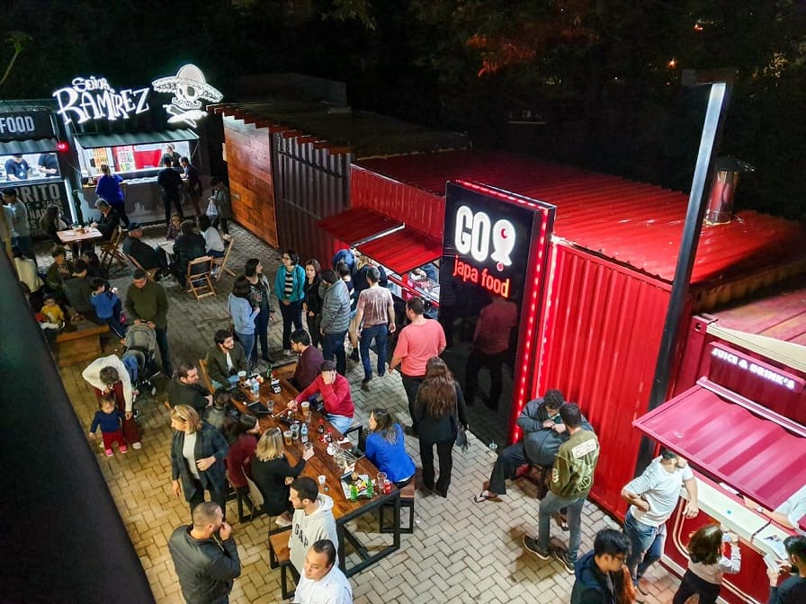 restaurante container do go japa food com mesas ao ar livre