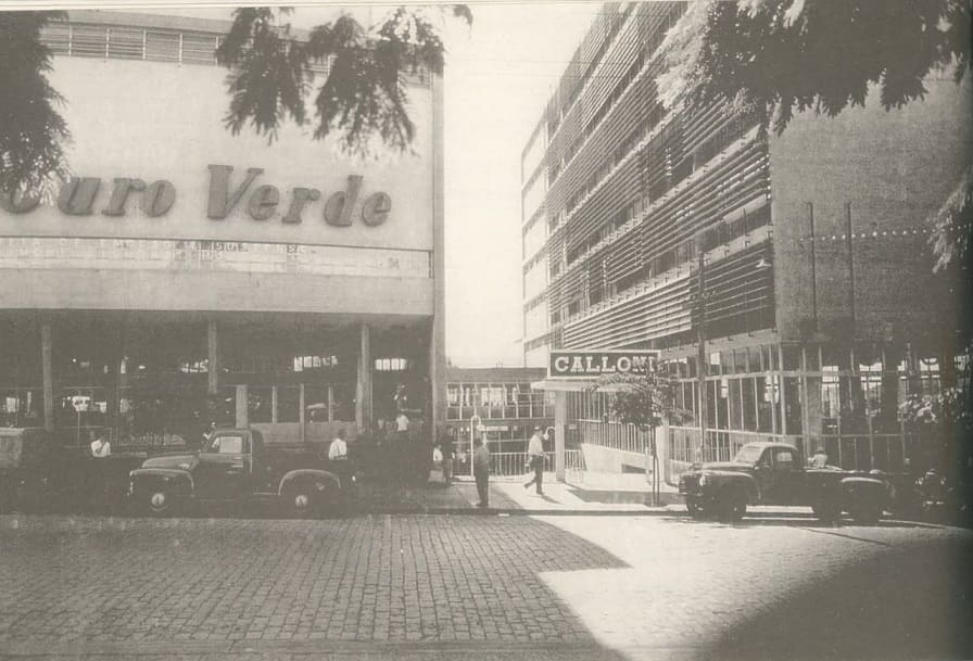 foto antiga em preto e branco do cine curo verde à esquerda e edifício autolon à direita