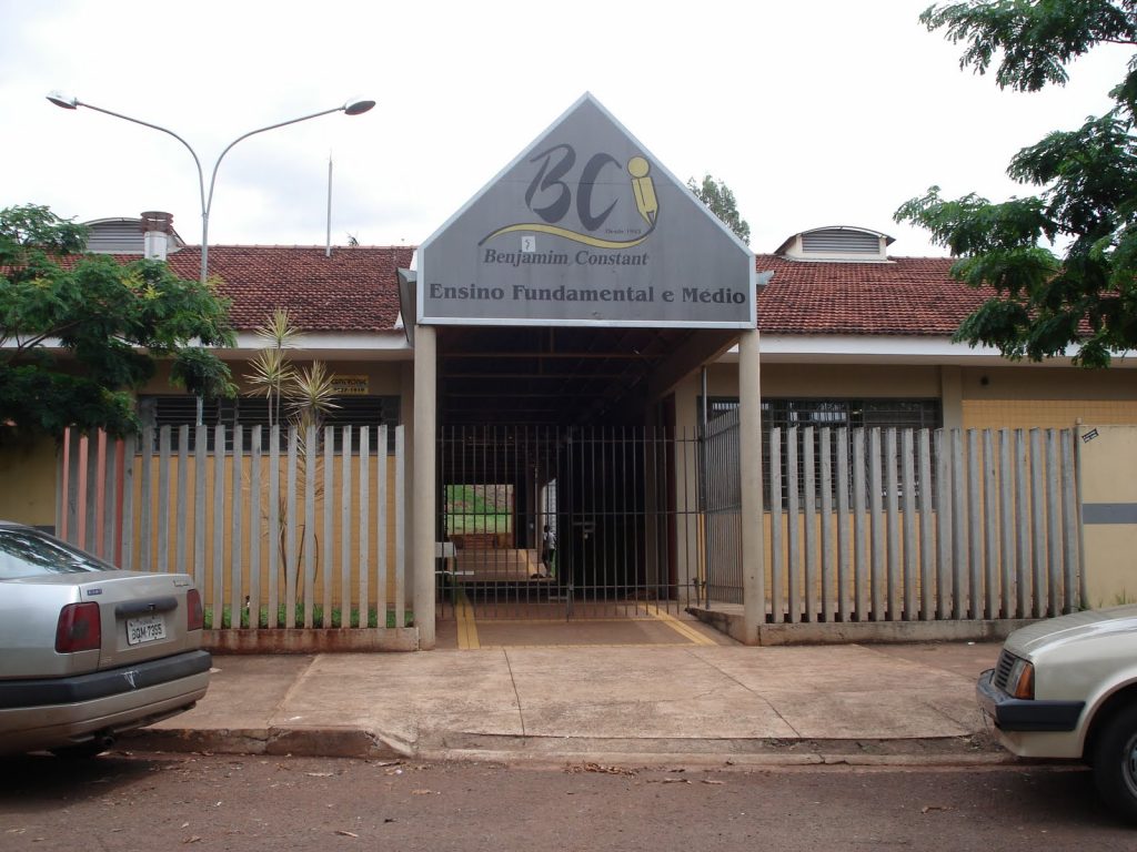 Foto da fachada do Colégio Benjamin Constant em Londrina