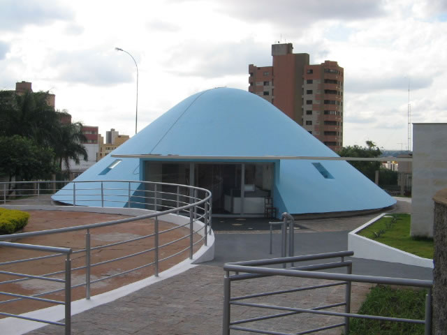 Foto da entrada do Planetário de Londrina