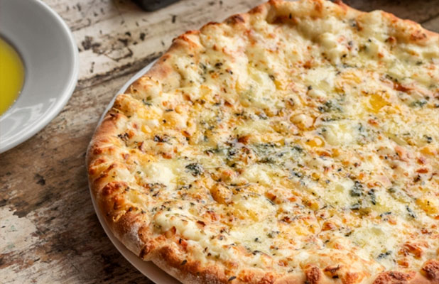 Pizza 8 Fatias em 6 Opções com Borda Recheada p/ Delivery ou Retirada: Mão  na Massa Pizzaria Londrina - Cidade Oferta