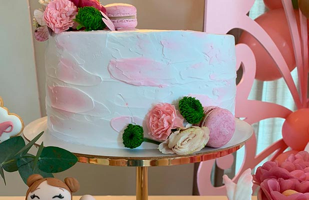 Bolo de 2kg Recheado e Confeitado com Cobertura de Chantilly