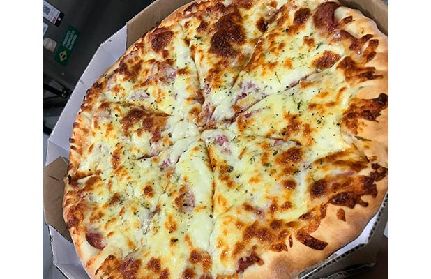 Pizza 8 Fatias em 6 Opções com Borda Recheada p/ Delivery ou Retirada: Mão  na Massa Pizzaria Londrina - Cidade Oferta