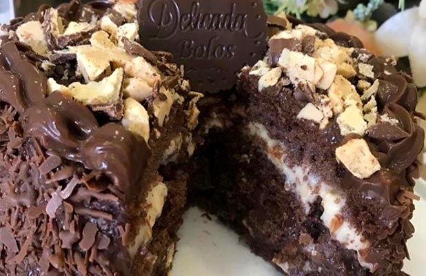 Bolo de 2kg Recheado e Confeitado com Cobertura de Chantilly: Cristiane  Santos Gastronomia Londrina - Cidade Oferta