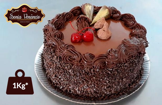 Bolo Para Uma Criança Com Chantilly E Gelado. Imagem de Stock