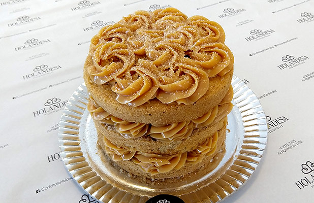 Bolo de 2kg Recheado e Confeitado com Cobertura de Chantilly: Cristiane  Santos Gastronomia Londrina - Cidade Oferta